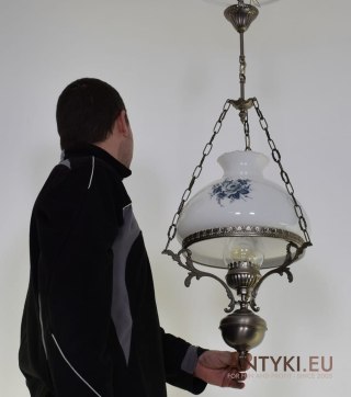 Srebrna lampa sufitowa w stylu cottagecore. Nietypowe lampy retro.