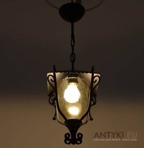 Staromodna lampa wisząca do ganku, holu, wiatrołapu. Retro lampy.