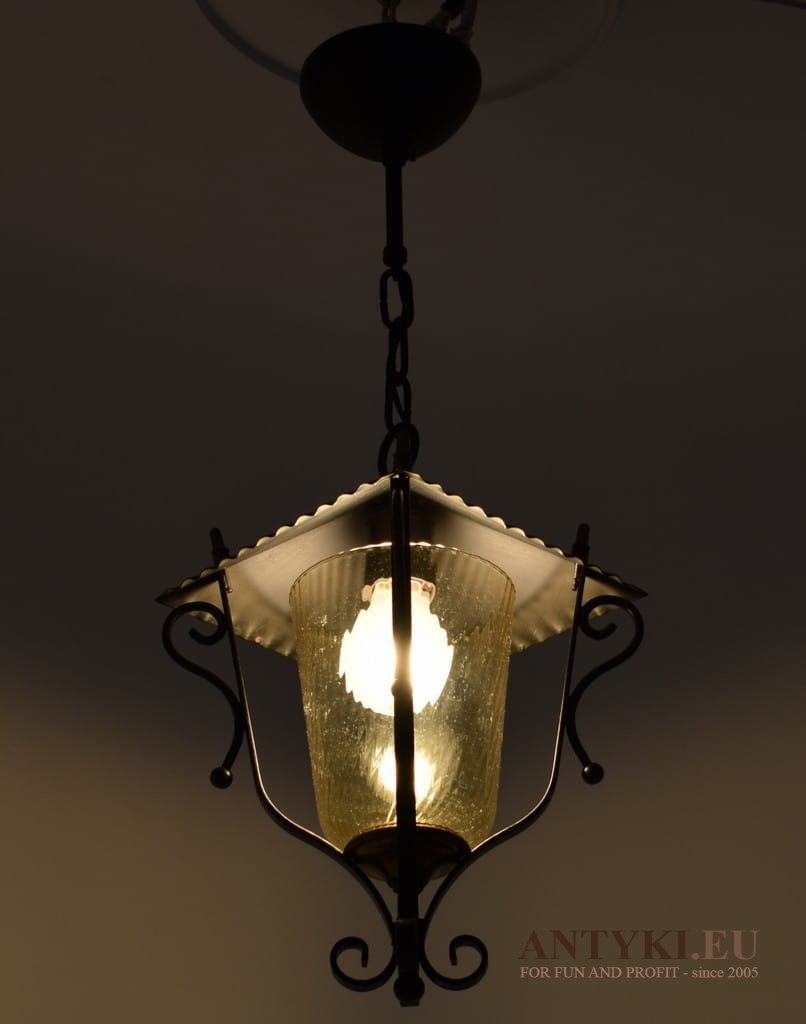 Staromodna lampa wisząca do ganku, holu, wiatrołapu. Retro lampy.