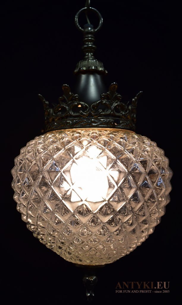 Szklana kula lampa w stylu retro vintage. Lampy antyki.