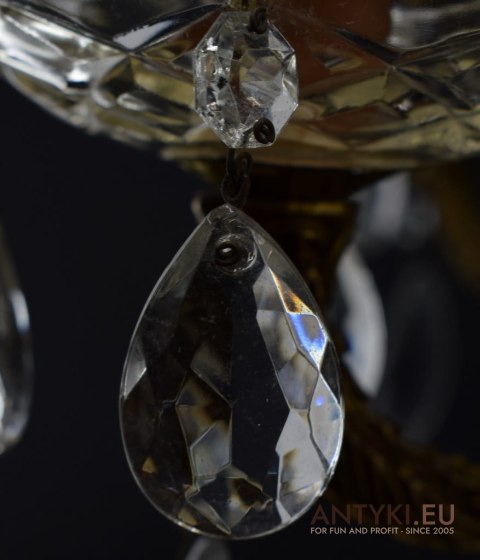 Zamkowy mosiężny żyrandol z kryształami.