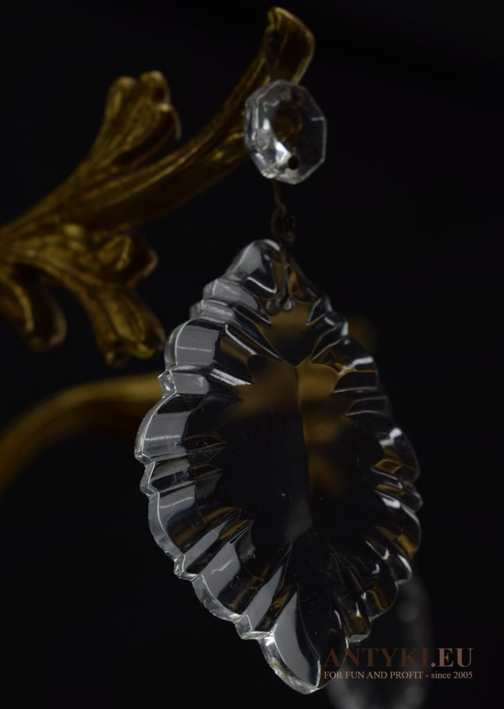 Zamkowy mosiężny żyrandol z kryształami.