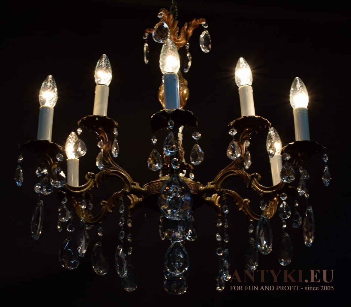 Złoty żyrandol z kryształowymi wisiorami. Lampy do pałacu.