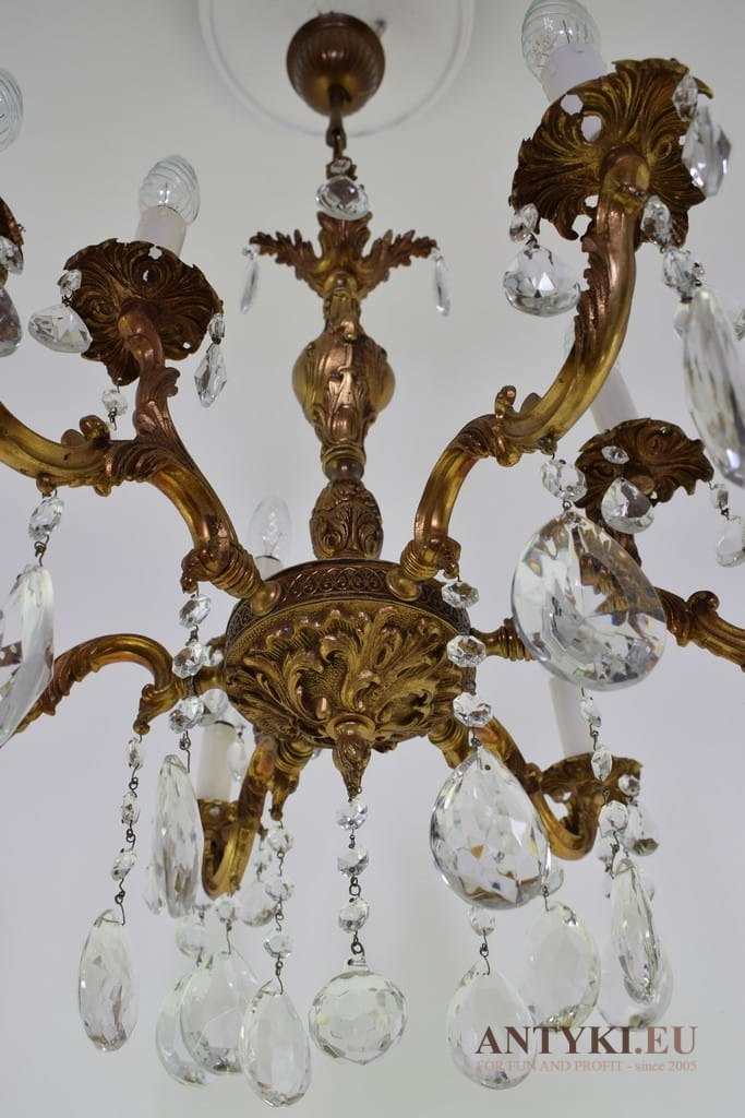 Złoty żyrandol z kryształowymi wisiorami. Lampy do pałacu.