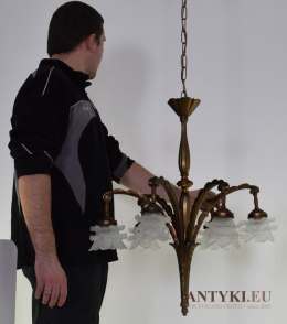 Antyczny żyrandol salonowy z kloszami. Lampy zabytkowe unikatowe.