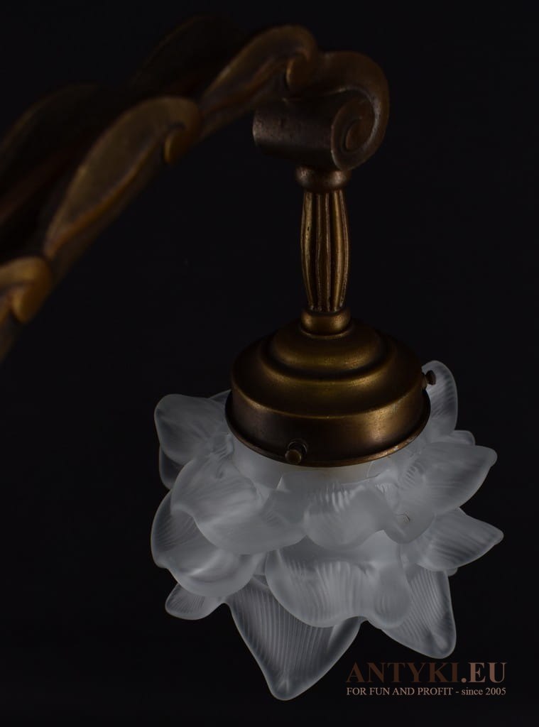 Antyczny żyrandol salonowy z kloszami. Lampy zabytkowe unikatowe.