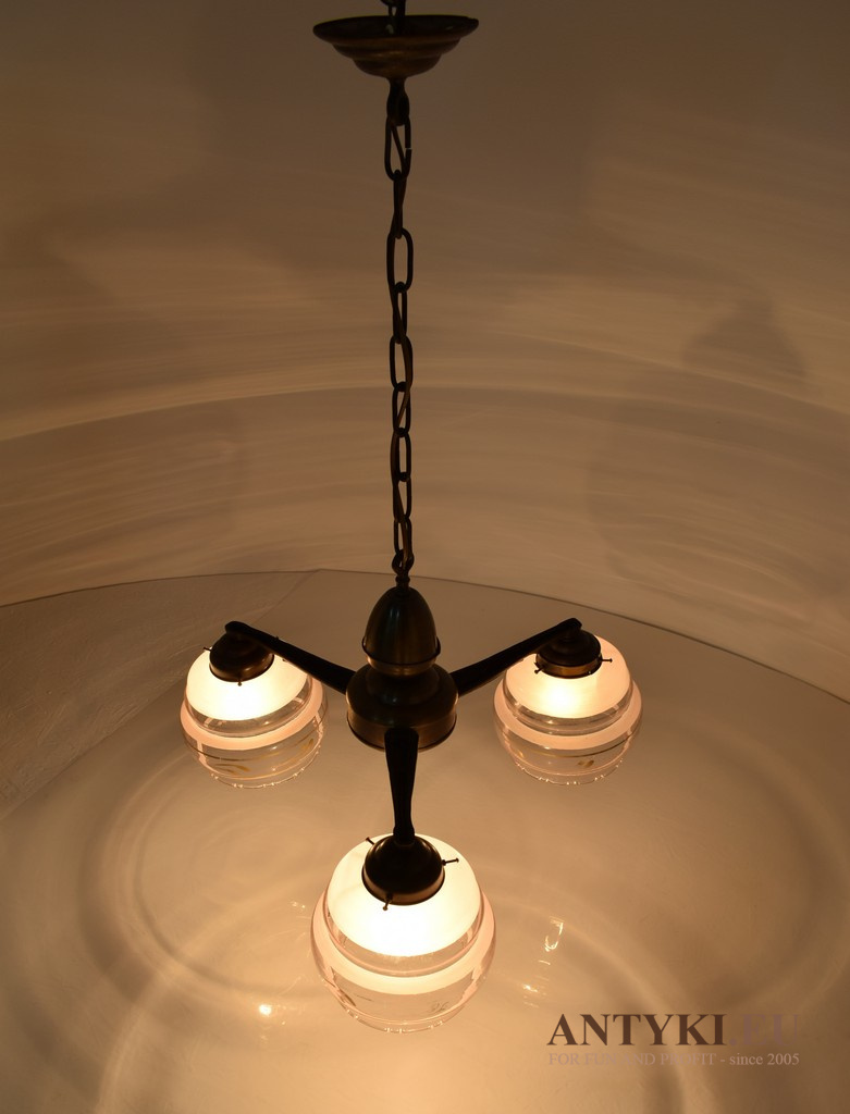 Art Deco muzealny żyrandol 3 ramienny z kloszami. Lampy retro.