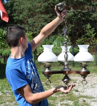 Cottagecore, srebrny żyrandol rustykalny z kloszami w stylu retro.