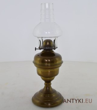 Mosiężna muzealna lampa naftowa z lat 1900. Sklep ze starociami.