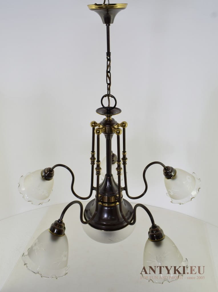 Mosiężny ekskluzywny żyrandol salonowy z kloszami. Lampy antyki.