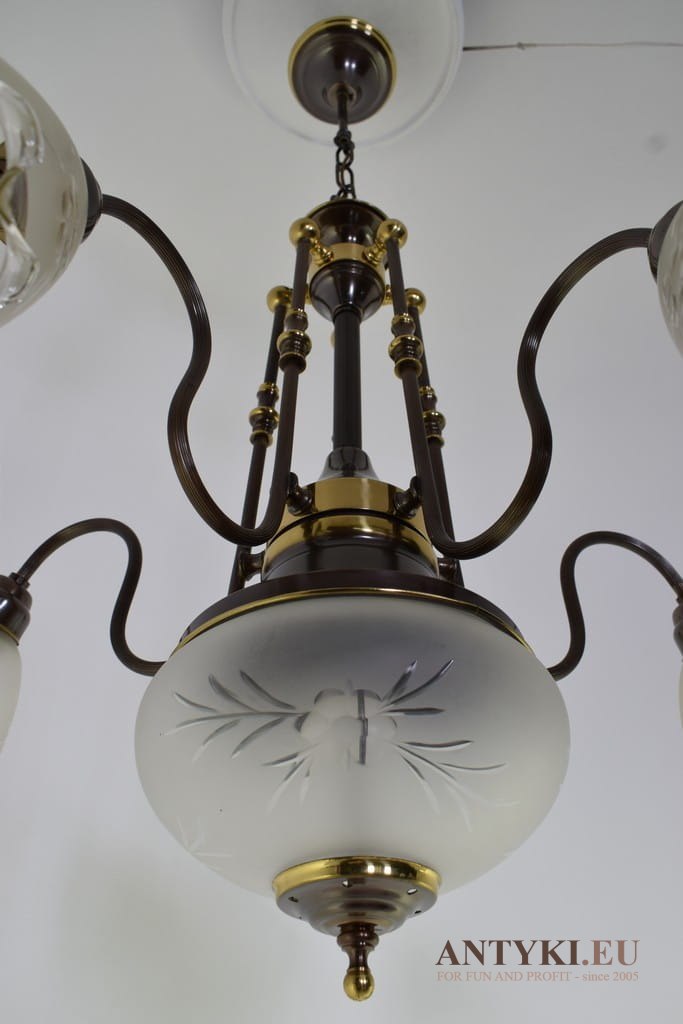 Mosiężny ekskluzywny żyrandol salonowy z kloszami. Lampy antyki.