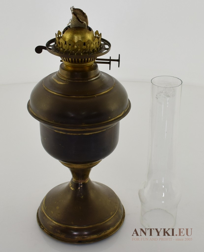 Muzealna lampa naftowa z przełomu 19 / 20 wieku. Antyczne oświetlenie.