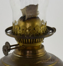 Muzealna lampa naftowa z przełomu 19 / 20 wieku. Antyczne oświetlenie.