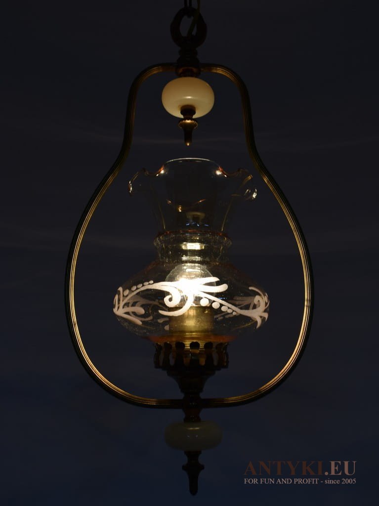 Nostalgiczna lampa wisząca z babcinych czasów. Oświetlenie retro.