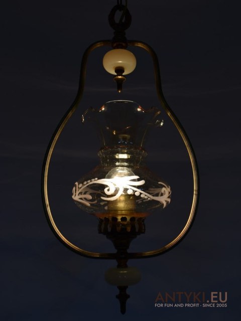 Nostalgiczna lampa wisząca z babcinych czasów. Oświetlenie retro.