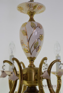 Nostalgiczny żyrandol z różami w stylu retro. Lampy vintage.