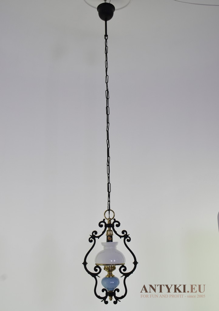 Retro, mała lampa sufitowa na długim łańcuchu. Lampy vintage.