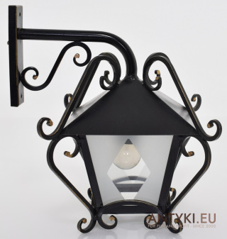 Starodawna lampa, kinkiet przed kamiennice w stylu retro.