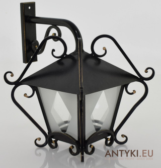 Starodawna lampa, kinkiet przed kamiennice w stylu retro.