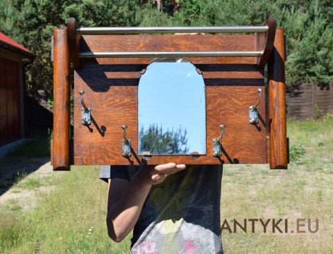 Zabytkowy drewniany wieszak z lustrem z lat 1900. Antyki starocie.