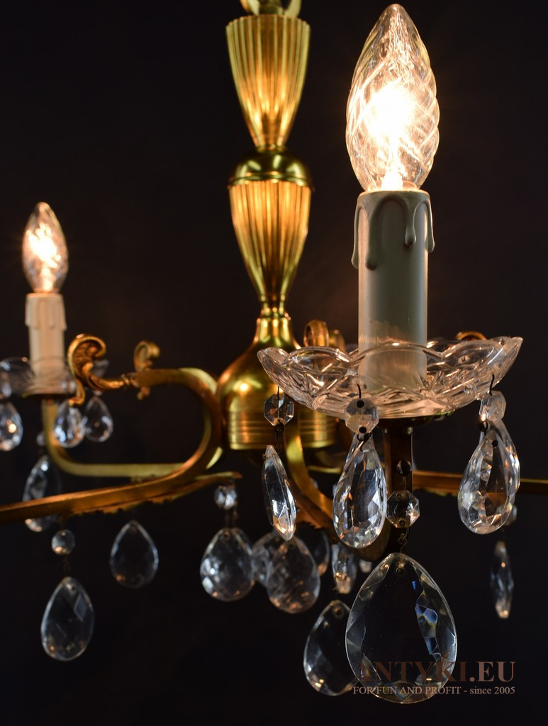 Zabytkowy żyrandol mosiężny z kryształami. Lampy retro vintage.