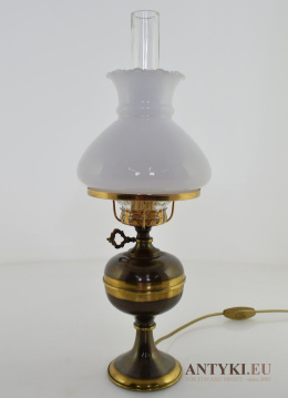 Stara antyczna lampa Chippendale na stolik.