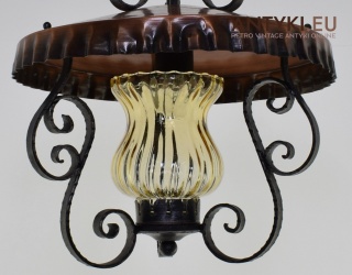 Stara klasyczna lampa sufitowa w stylu rustyk - cottagecore.