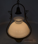 Stara, wisząca zelektryfikowana lampa naftowa z początku XX wieku.