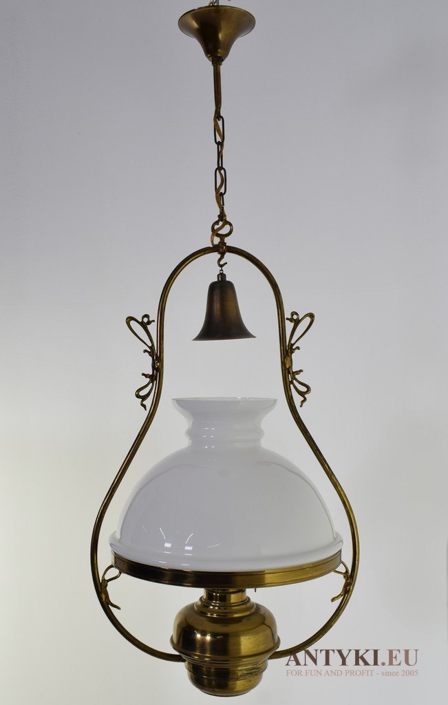 Stara, wisząca zelektryfikowana lampa naftowa z początku XX wieku.