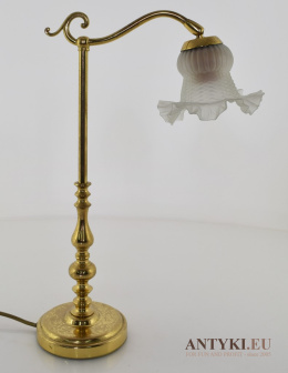 Duża starodawna lampa stołowa z mosiądzu z kloszem florystycznym.