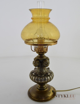 Starodawna mosiężna lampa rustykalna na stolik.