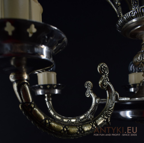 Starodawny, srebrny żyrandol w stylu cesarstwa francuskiego Empire.