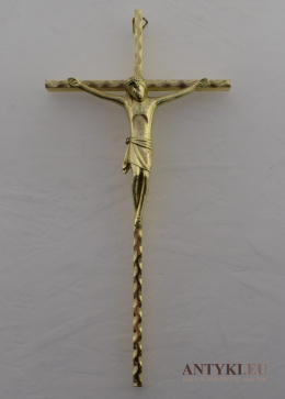 Stary mosiężny krzyżyk z Jezusem Chrystusem zawieszany na ścianę.