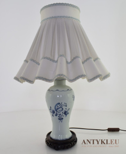 Wiktoriańska lampa na stolik w klimacie lat 1960.