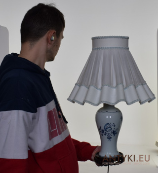 Wiktoriańska lampa na stolik w klimacie lat 1960.