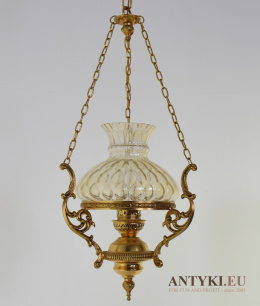 Mała złota lampa wisząca z kloszem w rustykalnym stylu.