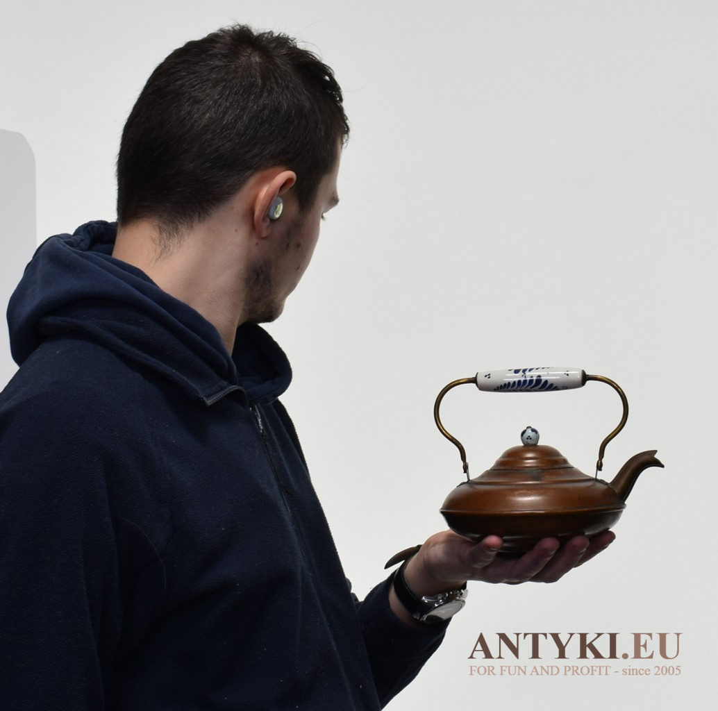 Antyczny mały czajnik z miedzi z lat 1900.
