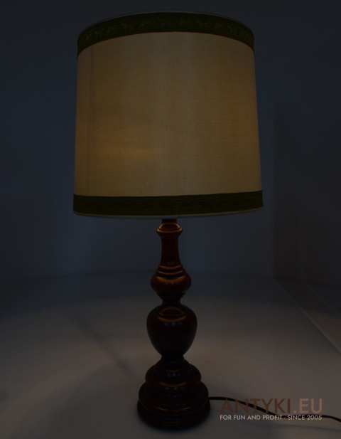 elegancka lampa na stolik