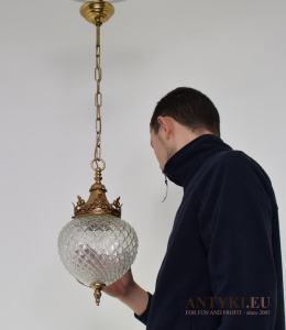 Sufitowa lampa, szklana karbowana kulka na długim łańcuchu w stylu retro.