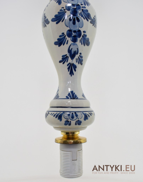 Stara niebieska lampa wisząca w rustykalnym stylu antycznym.