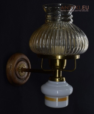 Stary klasyczny kinkiet do wiejskiej chaty w stylu cottagecore.