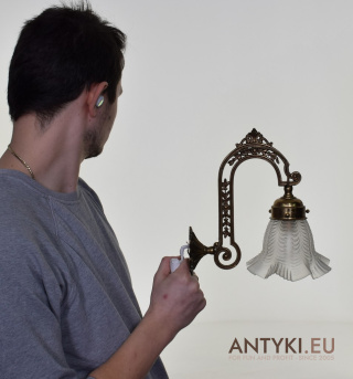 Lampy ścienne w stylu vintage, muzealne kinkiety z kloszami.