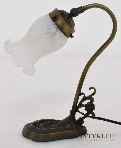 stara lampka mosiężna na stolik