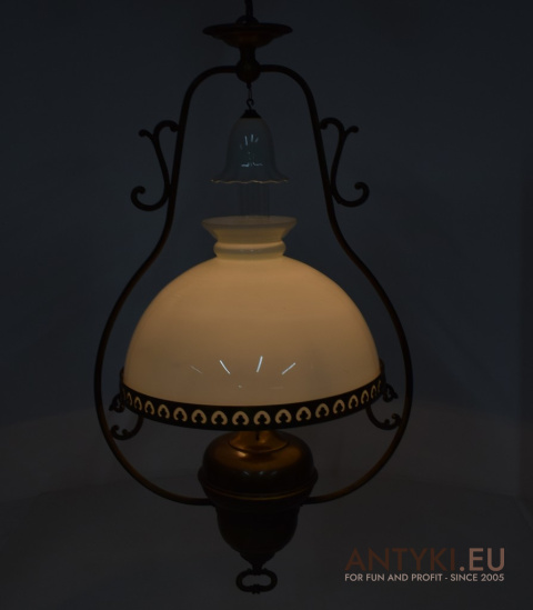 mosiężna lampa wisząca w stylu retro