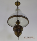 mosiężna lampa wisząca w stylu vintage