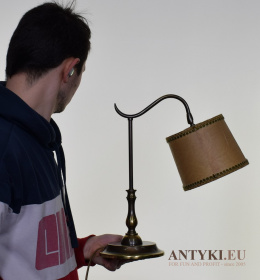 Stara lampka mosiężna z abażurem w stylu Chippendale vintage.