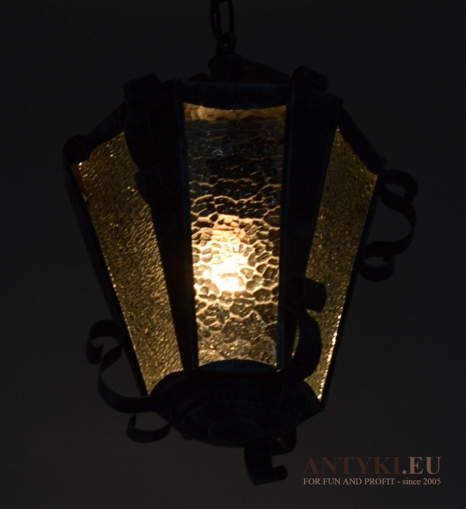 korytarzowa antyczna lampa wisząca