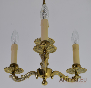 Antyczny żyrandol trójramienny w barokowym stylu. Lampy antyki.