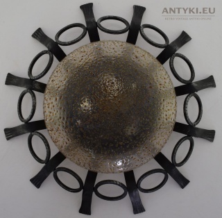 Metalowy kuty rustykalny plafon lub kinkiet w stylu retro vintage.