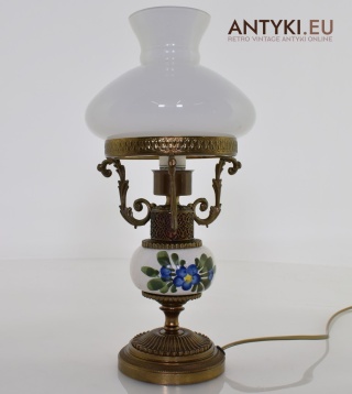 Mała lampka stołowa w rustykalnym stylu. Oświetlenie cottage core.